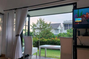 Villa Outdoor Rancamaya With Netflix, Youtube, SmartTV and Nice Backyard, Ciawi